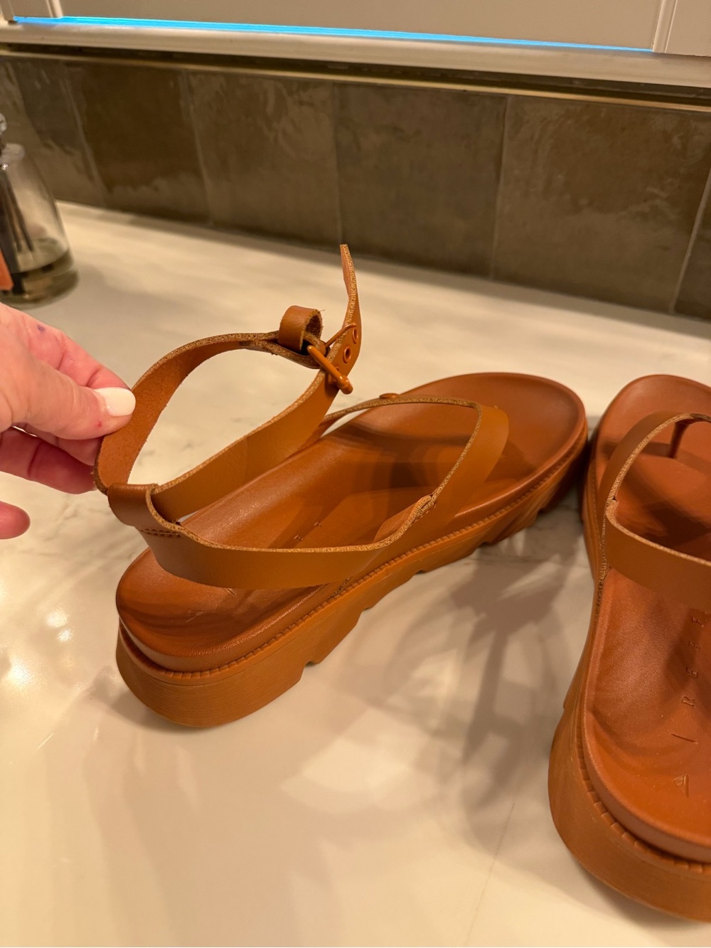 Reef Vista Luxe Sierra Women's Leather Brown Sandals, sz 7 W, worn once. - Picture 3 of 5